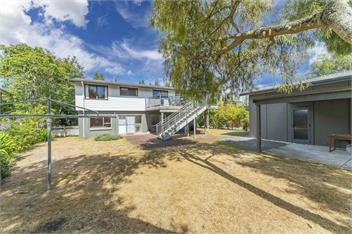 The Kinloch Lake House - 72 steps to the Lake! - Taupo