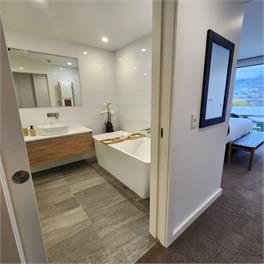 Central Wanaka Lakeview Luxury Apartment - Wanaka
