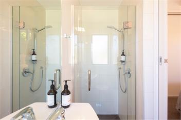 Lakeview Paradise: 3BR, Hot Tub, BBQ, Garden - Queenstown