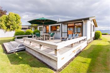 Viv's place, Kinloch, Lake front, with Marina berth. - Taupo