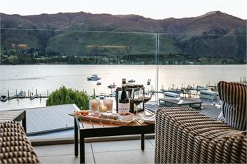Nautilus Penthouse | Sleeps 8 | Lakefront Apartment - Wanaka