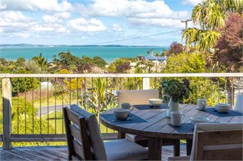Surfdale Sunspot: Spa Escape Waiheke - Waiheke Island