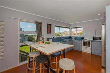 Beach House - Across the Road to the Beach - Whitianga