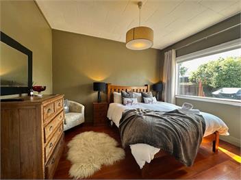 Stag & 3 Pigs (Bachcare) - Ohakune