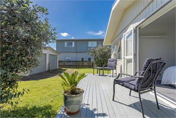 Hosts on the Coast The Lazy Jandel - 