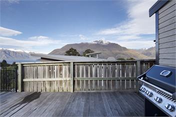 Sunshine Bay Stay | Lake Views & Cosy Fireplace - 