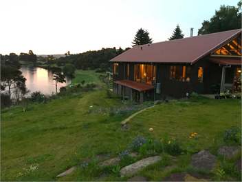 Awahuri - Waterfront River bend retreat (the Modern Bach!) - Taupo