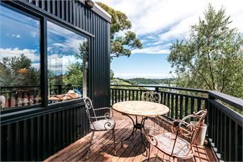 FRENCHMANS HILL Winemakers Cottage : COAST AND COUNTRY - Waiheke Island
