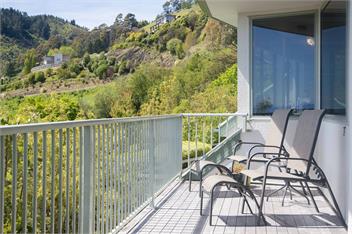 Hilltop Getaway - Views and Spa Pool - Nelson