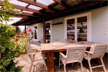 Rustic villa with pool. Fenced house dogs welcome - Mt Maunganui