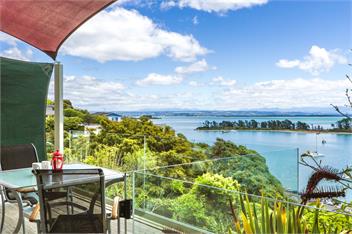 'Harbour View - Three' - Nelson Waterfront Apartment - Nelson