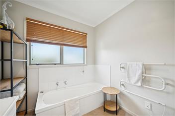 Sackville Sunshine (Bachcare) - Martinborough