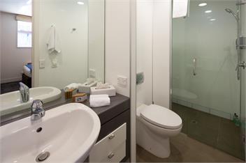 3BR Lakefront Apt in Queenstown | Wi-Fi & Parking - Queenstown