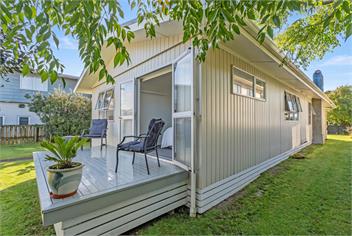 Hosts on the Coast The Lazy Jandel - 