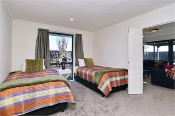 Russley home near the airport, single level with parking - 