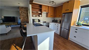 Sunshine Bay Stay | Lake Views & Cosy Fireplace - 