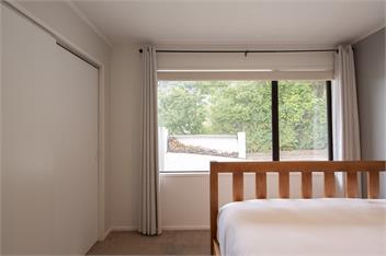 Sunshine Bay Stay | Lake Views & Cosy Fireplace - 