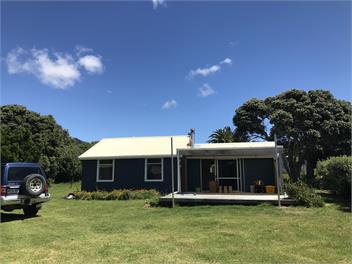 The Pohutukawa Bach, Medland's Beach - Great Barrier Island