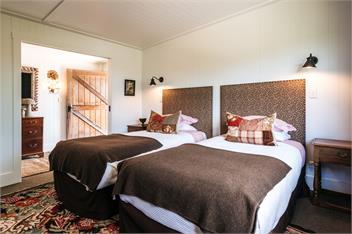 FRENCHMANS HILL Winemakers Cottage : COAST AND COUNTRY - Waiheke Island