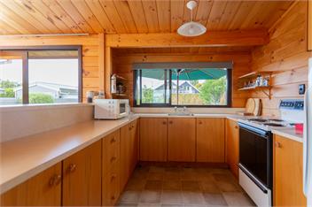 Viv's place, Kinloch, Lake front, with Marina berth. - Taupo