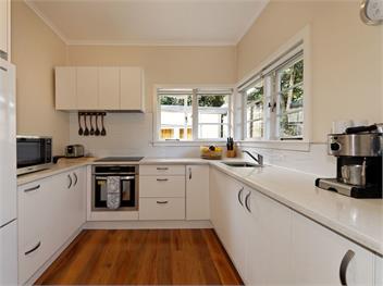 Surfer's Sunshine Cottage (Bachcare) - Piha
