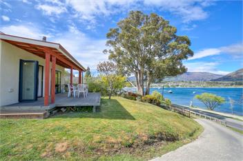 The Lakefront Gem (Bachcare) - Wanaka