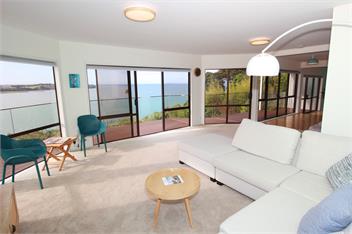 Whale Cove - clifftop holiday home - Whangaparaoa