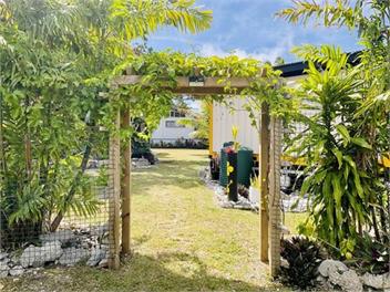 Are Mii a stylish one room container home - Rarotonga