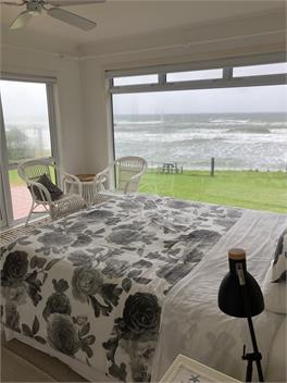 Spacious Beach Front Home (Uncle Tom's Cabin) - 