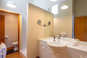 Queenstown Lakeside Gem: 3 BDR, Wi-Fi & Parking - Queenstown