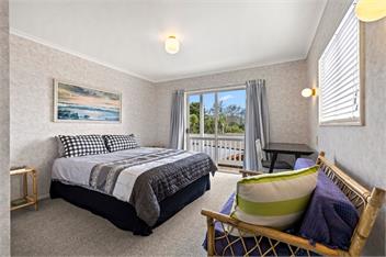 Barefoot at the Bay (Bachcare) - Raglan