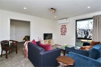 Russley home near the airport, single level with parking - 