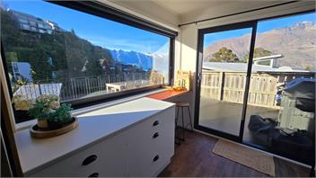 Sunshine Bay Stay | Lake Views & Cosy Fireplace - 