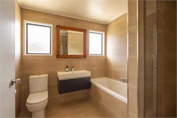 Sunshine Bay Stay | Lake Views & Cosy Fireplace - 