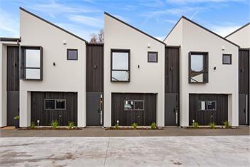 Secure Quiet CBD Townhouse | Free Parking + EV  - 
