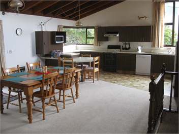 Queenstown Spacious Family Home with fantastic views - 