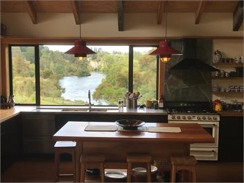 Awahuri - Waterfront River bend retreat (the Modern Bach!) - Taupo