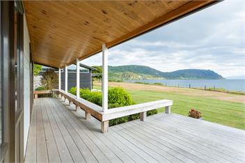 Viv's place, Kinloch, Lake front, with Marina berth. - Taupo