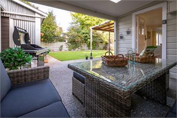 Hop, Skip and Jump to the Lake (Bachcare) - Te Anau