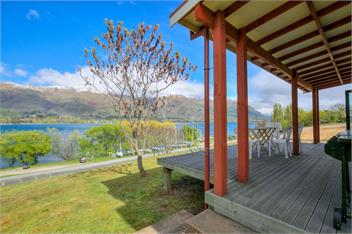The Lakefront Gem (Bachcare) - Wanaka