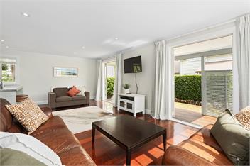 Sandy Jandal - Russell Cottages - Bay of Islands