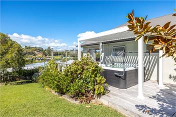 Surfdale Sunspot: Spa Escape Waiheke - Waiheke Island