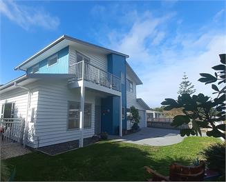 available KINGS BIRTHDAY WEEKEND 'Ocean Cove at Whangamata (5 minutes from beach & shops) - Coromandel