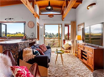 Treetop Hideaway (Bachcare) - Taupo Central