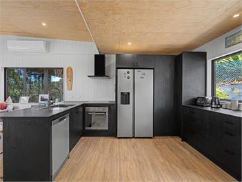 Modern Coastal Tree House (Bachcare) - Whangamata