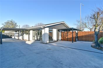 Russley home near the airport, single level with parking - 