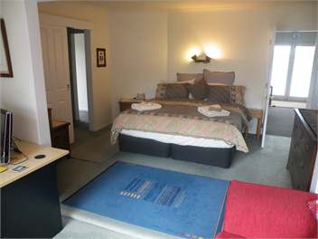 Lake Edge Holiday Home  .  - Rotorua