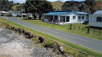 Oakura Beachfront, wifi & kayaks - Oakura Bay