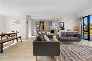 Modern Family Bach (Bachcare) - Waihi