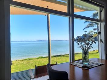 ABSOLUTE BEACH FRONT - Auckland 2585
